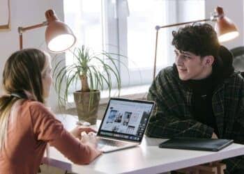 pexels-ivan-samkov-jeune-homme-et-femme-qui-sentraident-Monter-son-entrepris-en-tant-quetudiant-les-incubateurs