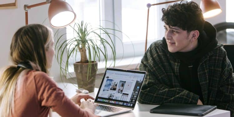 pexels-ivan-samkov-jeune-homme-et-femme-qui-sentraident-Monter-son-entrepris-en-tant-quetudiant-les-incubateurs