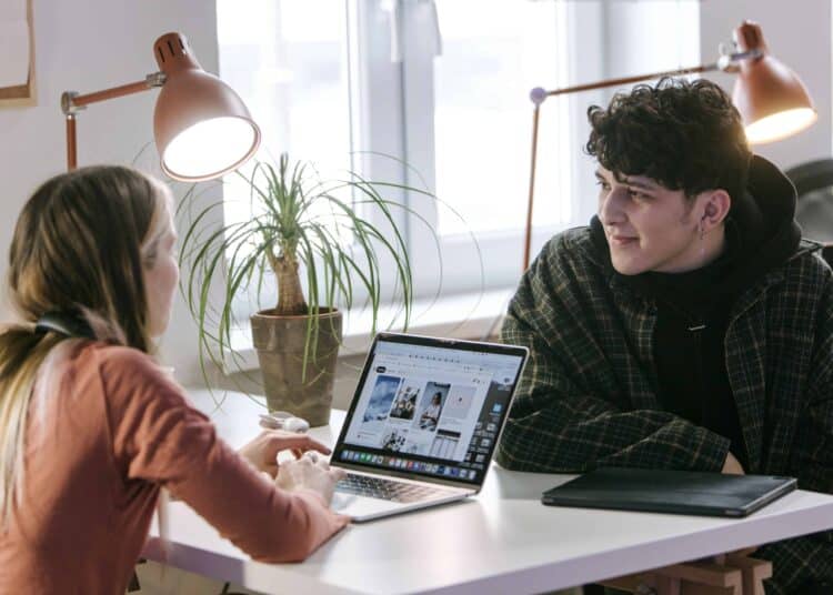 pexels-ivan-samkov-jeune-homme-et-femme-qui-sentraident-Monter-son-entrepris-en-tant-quetudiant-les-incubateurs