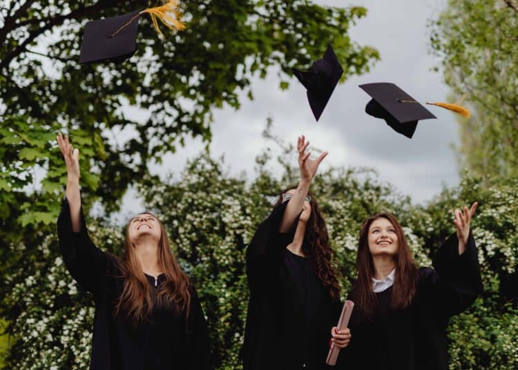 pexels-karolina-grabowska-fille diplomée - bachelier vrai diplome ou morceau de papier
