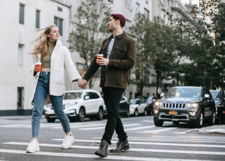 pexels-katerina-holmes-couple qui se balade dans la ville - City trip pas chère 6 astuces pour diminuer ses dépenses