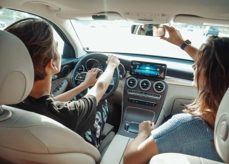 pexels-kindel-media-homme et femme dans une voiture - prendre son RDV au permis pratique toute une stratégie