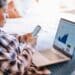 pexels-liza-summer-femme sur son oridnateur et smarthpone - les jeunes plus actifs en bourse, la nouvelle côte ? -