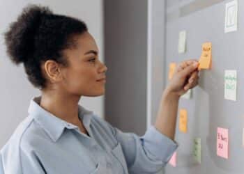 pexels-mikhail-nilov-femme qui réfléchot - Comment trouver son idée de start-up parfaite