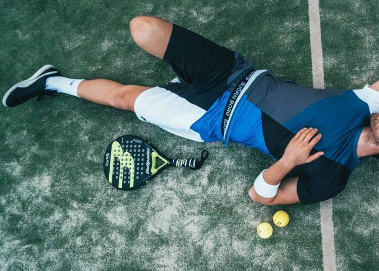 pexels-oliver-sjöström-jeune homme au padeltennis - Sport et Études supérieures quand l'un doit aller sans l'autre