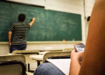 pexels-pixabay-prof sur un tableau-plus de bourse pour les étudiants russes en Flandres