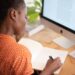 pexels-rfstudio-femme écrit sur son cahier devant son pc- les 5 raisons de devenir étudiant entreprenuer