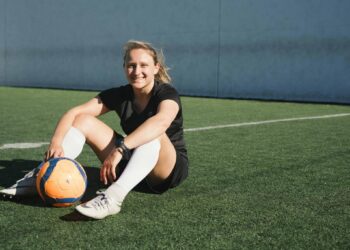 pexels-rfstudio-fille étudiante avec un ballon - top 5 des sports les plus insolites que tu dois absolument connaitre