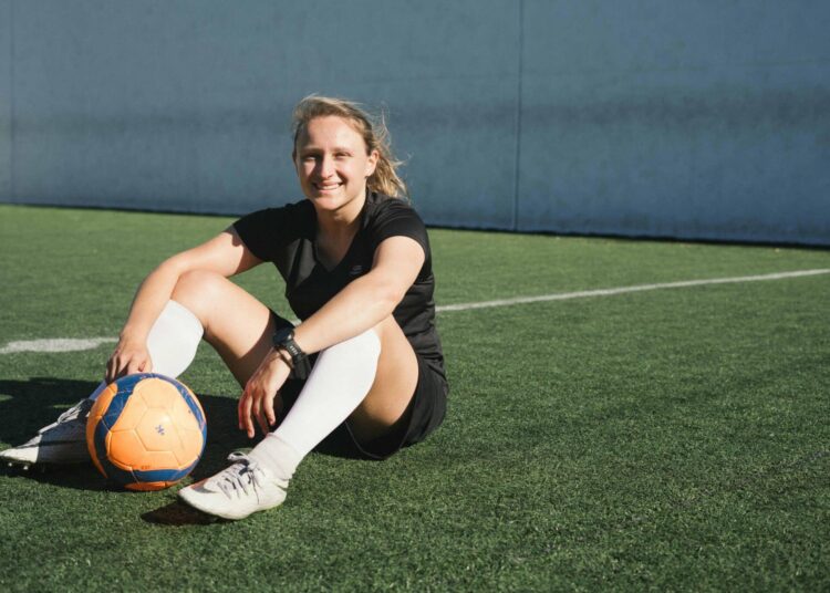 pexels-rfstudio-fille étudiante avec un ballon - top 5 des sports les plus insolites que tu dois absolument connaitre