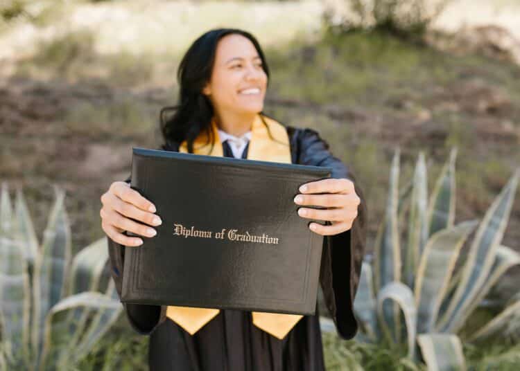pexels-rodnae-productions-femme qui tient un diplome - à l'ulb les étudiants engagés pourront être certifiés