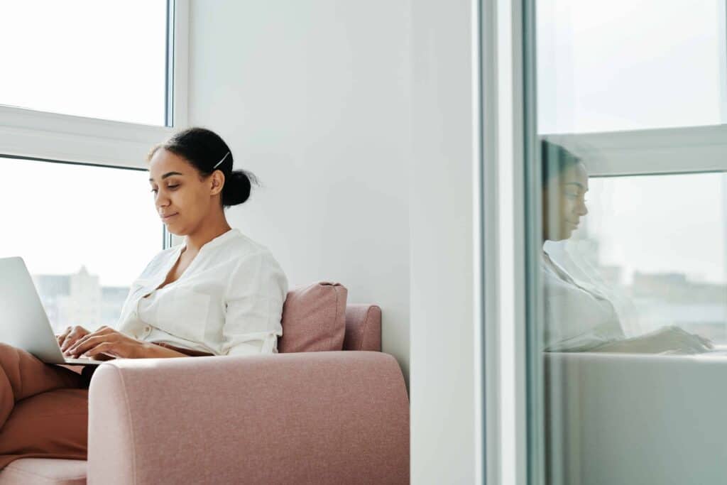 pexels-tiger-lily-etudiante qui écrit sur son ordinateur - pourquoi devenir rédacteurs chez kotplanet