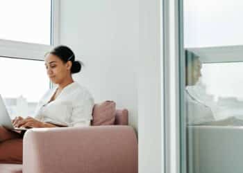 pexels-tiger-lily-etudiante qui écrit sur son ordinateur - pourquoi devenir rédacteurs chez kotplanet