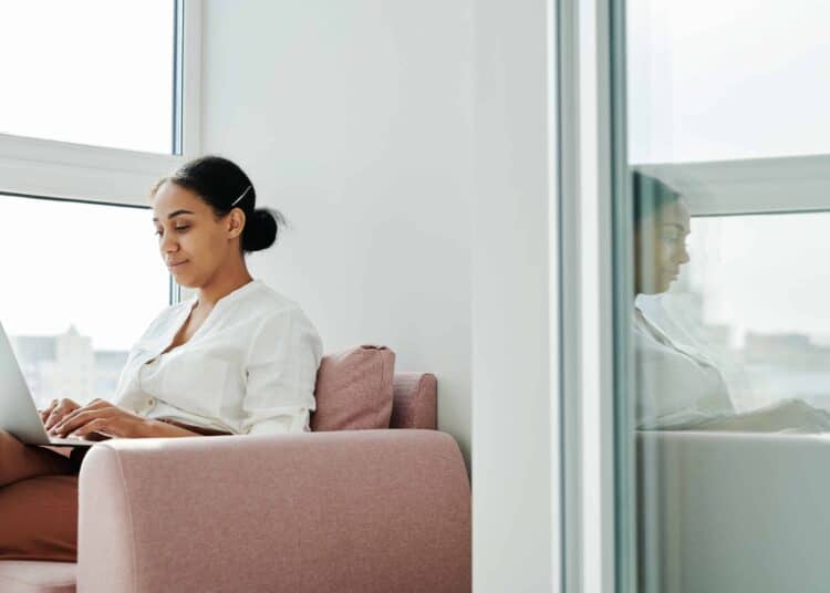 pexels-tiger-lily-etudiante qui écrit sur son ordinateur - pourquoi devenir rédacteurs chez kotplanet