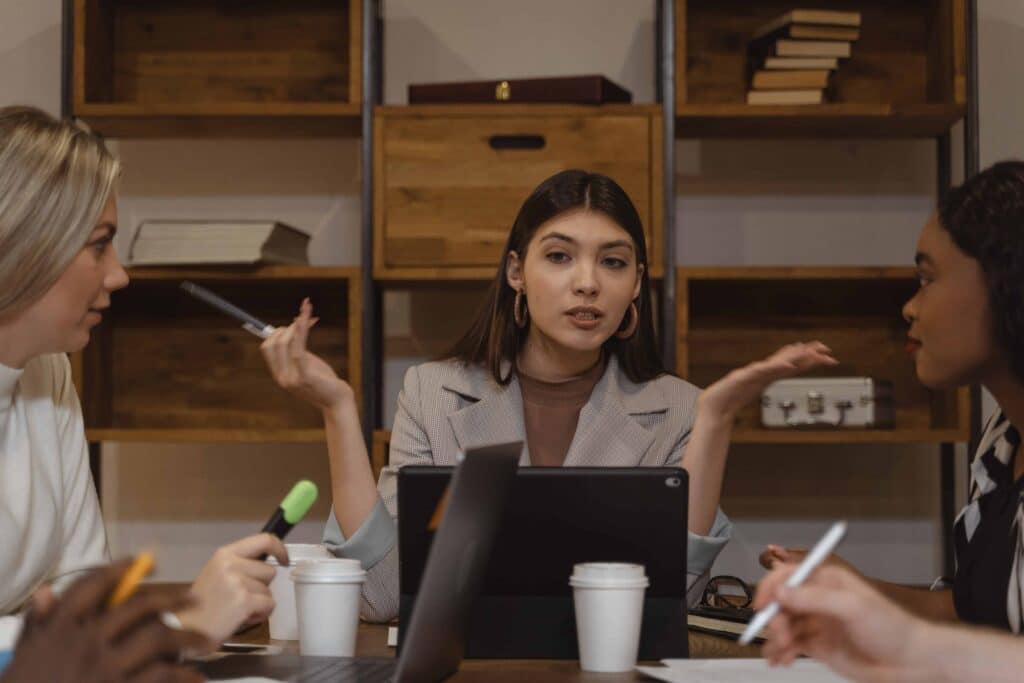 pexels-tima-miroshnichenko-3 femmes qui discutent sur un bureau - dossier devenir étudiant entrepreneur