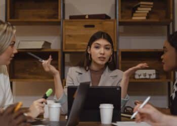 pexels-tima-miroshnichenko-3 femmes qui discutent sur un bureau - dossier devenir étudiant entrepreneur