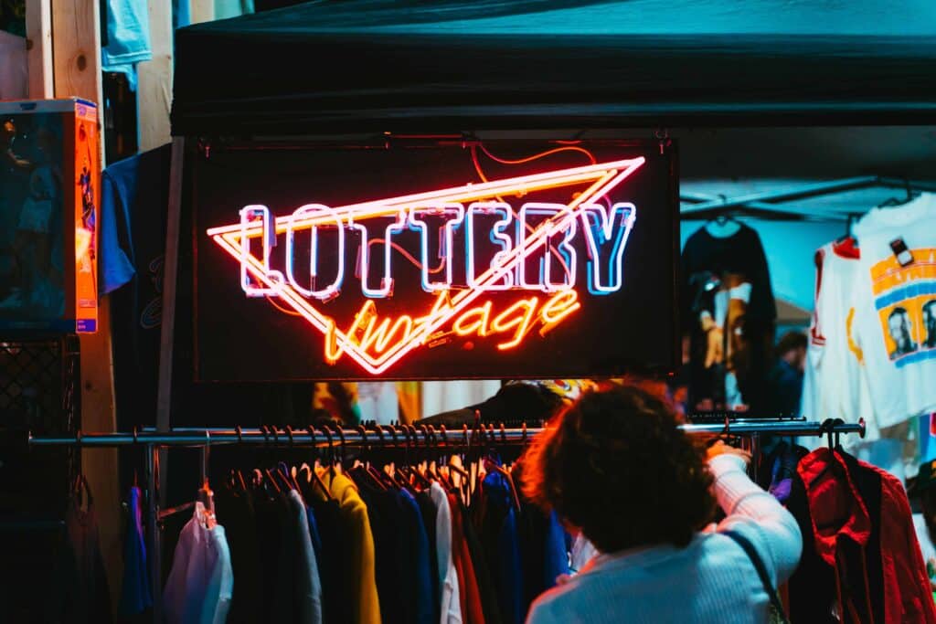 unsplash - luis-montejo-fille qui cherche des vetements - top 5 des friperies de bruxelles
