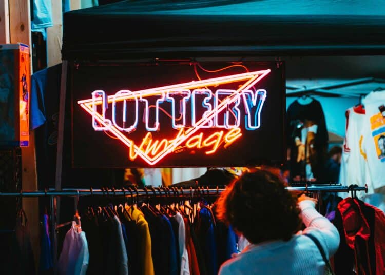 unsplash - luis-montejo-fille qui cherche des vetements - top 5 des friperies de bruxelles