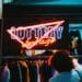 unsplash - luis-montejo-fille qui cherche des vetements - top 5 des friperies de bruxelles