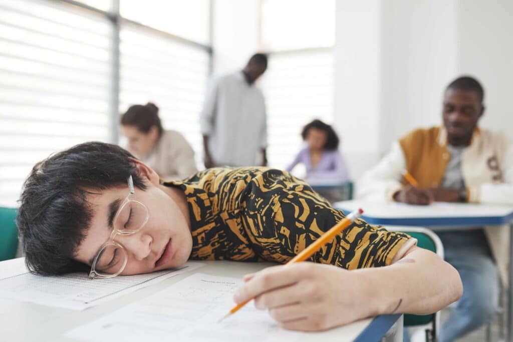 pexels-andy-barbour-étudiant super fatigué en cours - 5 astuces pour être au taquet en lendemain de soirée