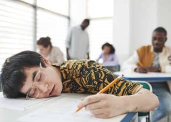 pexels-andy-barbour-étudiant super fatigué en cours - 5 astuces pour être au taquet en lendemain de soirée