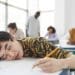 pexels-andy-barbour-étudiant super fatigué en cours - 5 astuces pour être au taquet en lendemain de soirée