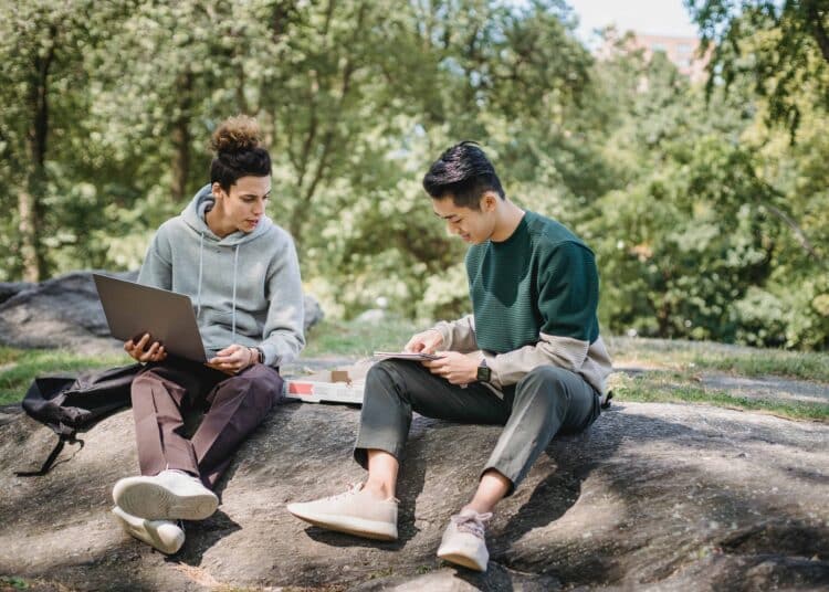 pexels-armin-rimoldi-2 étudiants qui révisent dans les bois - 5 choses à faire absolument pendant tes études supérieures