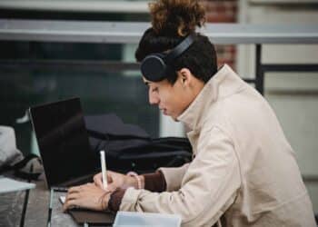 pexels-armin-rimoldi - 6 memes qui résument ton état à l'approche des examens