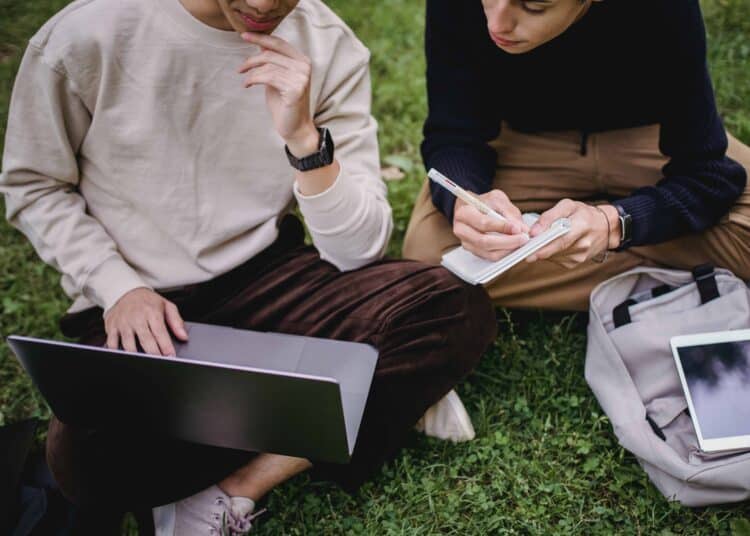 pexels-armin-rimoldi - Si ces 5 memes te parlent, c'est que tes potes profitent un peu trop de tes synthèses