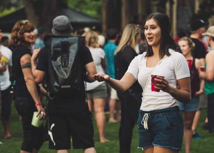 pexels-brett-sayles- femme à un festival - le welcome spring! festival de Louvain-La-Neuve fait son retour