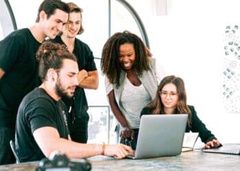 pexels-canva-studio-groupe de travailleur devant un ordinateur - Pourquoi faire son stage dans une petite entreprise ?