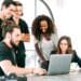 pexels-canva-studio-groupe de travailleur devant un ordinateur - Pourquoi faire son stage dans une petite entreprise ?