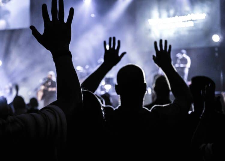 pexels-chad-kirchoff-personnes en festival - Faire du bénévolat en festival cet été où et quand ?