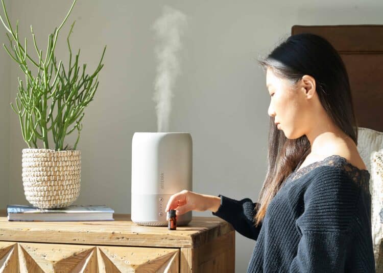 pexels-doterra-international-étudiante qui met des huiles essentielles - Top 4 des huiles essentielles pour t’aider dans ta vie étudiante