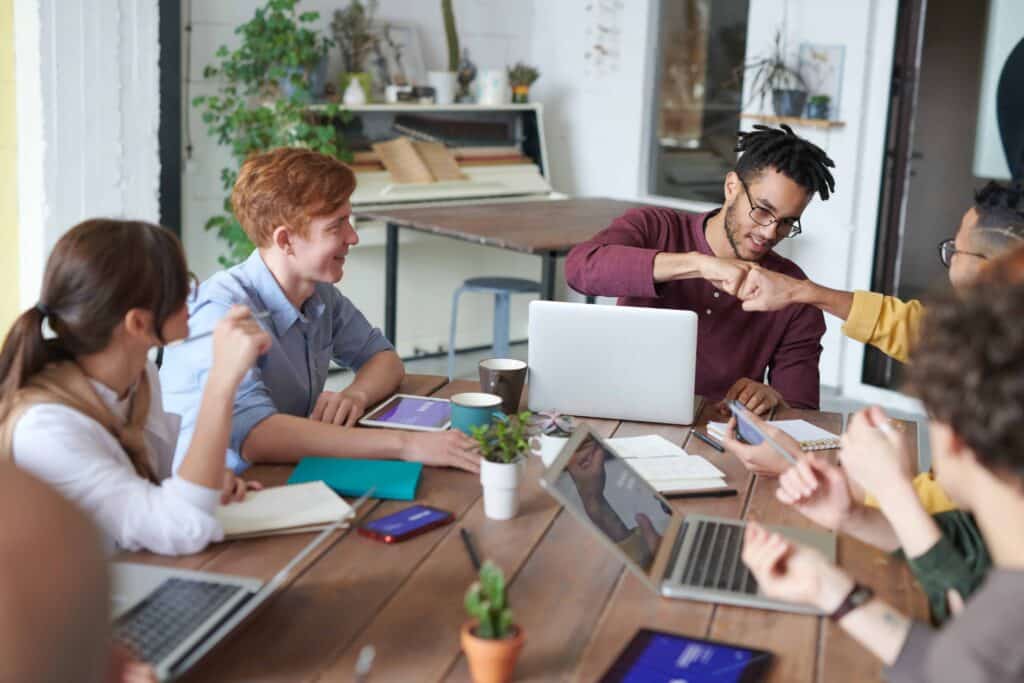 pexels-fauxels- plusieurs jeunes disuctant autour d'une table - donner de la voix pour le climat rendez-vous le 21 avril