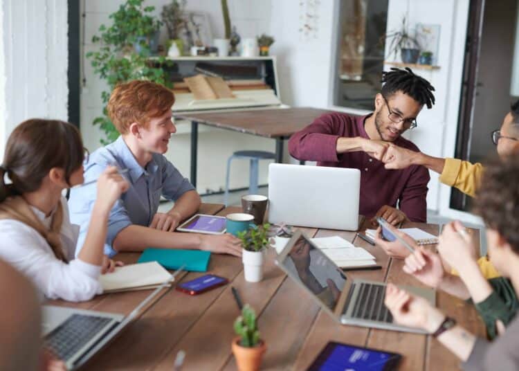 pexels-fauxels- plusieurs jeunes disuctant autour d'une table - donner de la voix pour le climat rendez-vous le 21 avril