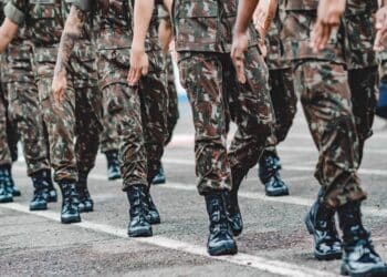 pexels-imprensa-agruban®- hommes qui marchent en groupe - un service militaire pendant la vie étudiante - et pourquoi pas ?