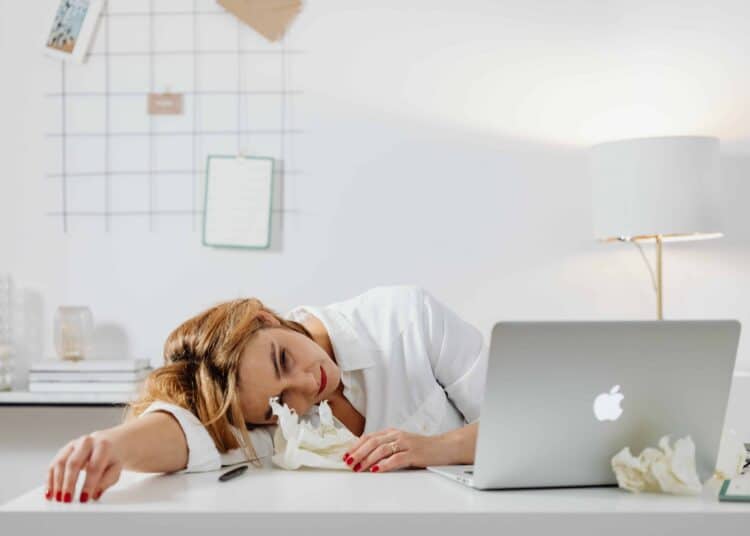 pexels-karolina-grabowska-étudiante desespérée devant l'ordinateur -op 5 des sites pour t’aider dans la rédaction de ton mémoire TFE