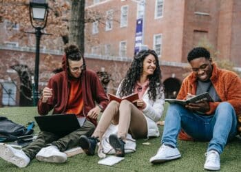 pexels-keira-burton-3 étudiants installés au parc - Les études, passage obligatoire en 2022 ?