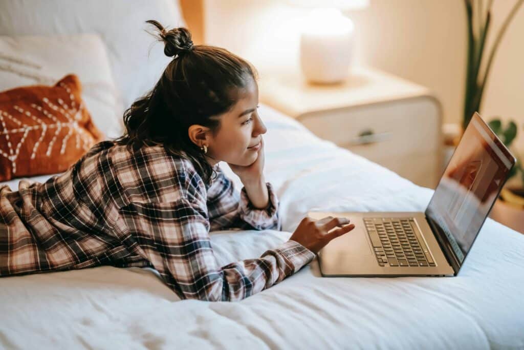 pexels-liza-summer-etudiante qui est sur lordi pour un job - top 5 des jobs étudiants les mieux payés