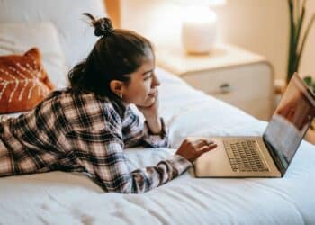 pexels-liza-summer-etudiante qui est sur lordi pour un job - top 5 des jobs étudiants les mieux payés