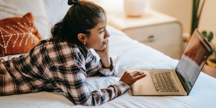 pexels-liza-summer-etudiante qui est sur lordi pour un job - top 5 des jobs étudiants les mieux payés