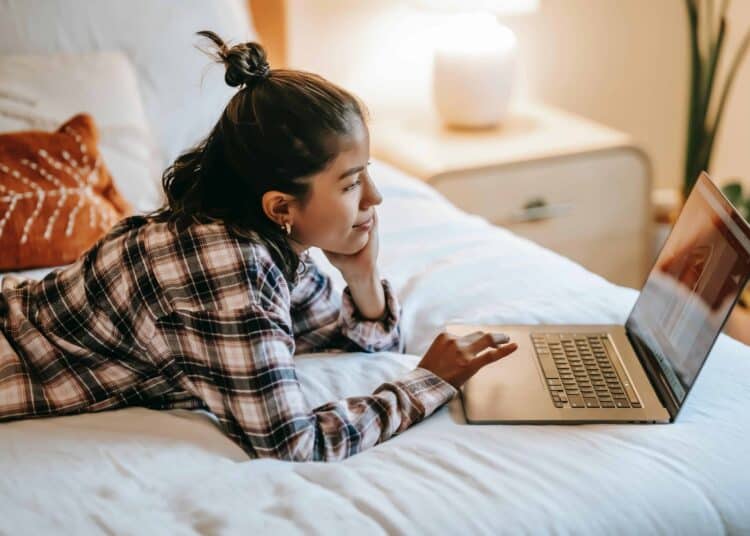 pexels-liza-summer-etudiante qui est sur lordi pour un job - top 5 des jobs étudiants les mieux payés