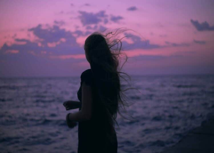 pexels-masha-raymers-femme seule sur la plage - 5 raisons de rester célibataire pendant ses études supérieures