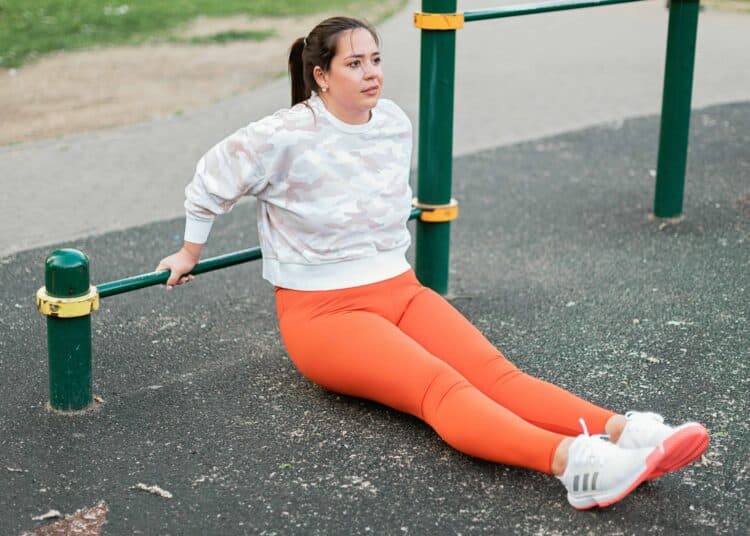 pexels-mikhail-nilov-étudiante qui fait du sport - 7 types d'entraînement pour faire du sport rapidement
