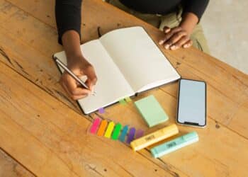 pexels-monstera- fille qui écrit ans un cahier - Top 3 des galères quand tu prends note à la main