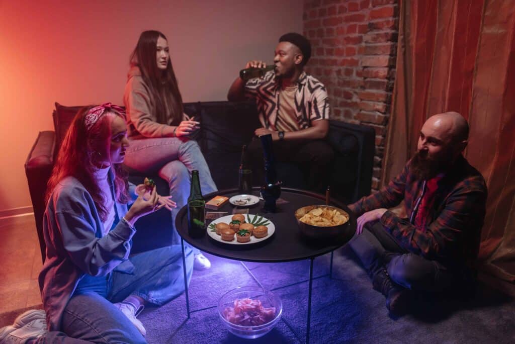 pexels-pavel-danilyuk- jeunes étudiants qui font la fete - Concilier études et sorties nos astuces