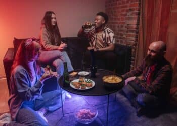 pexels-pavel-danilyuk- jeunes étudiants qui font la fete - Concilier études et sorties nos astuces