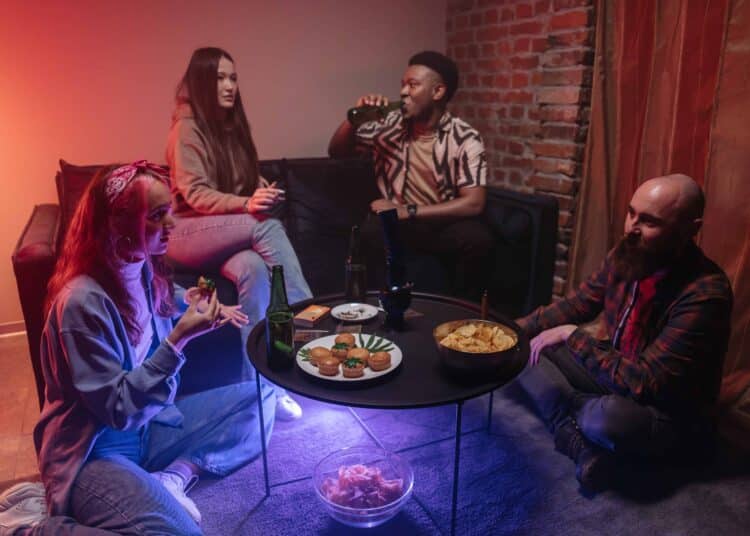 pexels-pavel-danilyuk- jeunes étudiants qui font la fete - Concilier études et sorties nos astuces