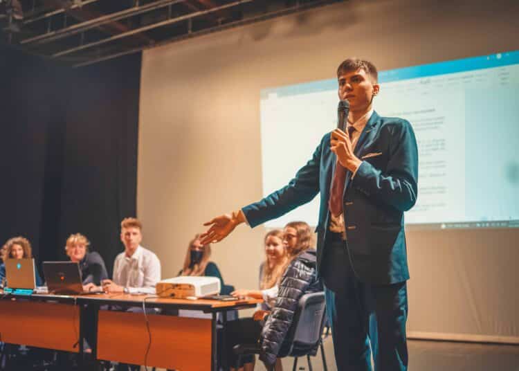 pexels-photoalexandru-étudiant qui parle au micro - pourquoi être délégué durant ses études