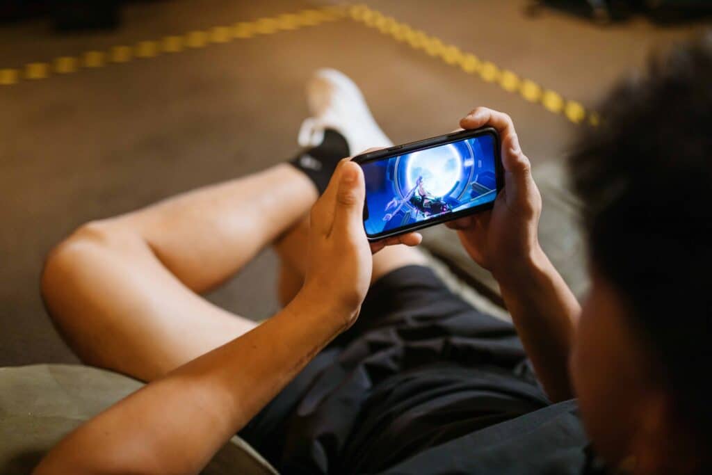 pexels-rodnae-productions-étudiant sur son téléphone - Top 5 des jeux mobiles quand on est étudiant